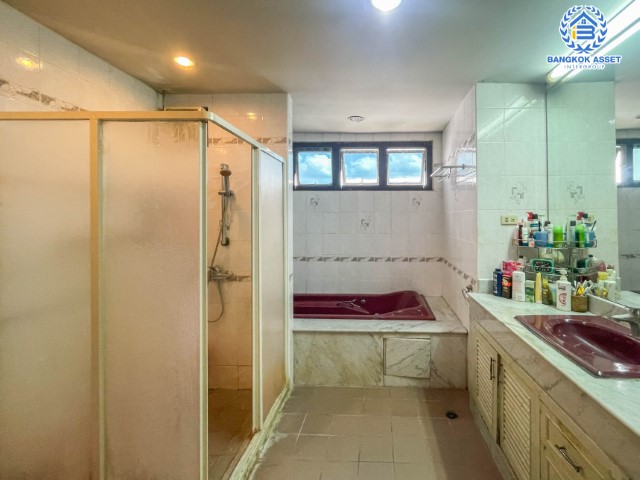 *****อาคารพาณิชย์มือสองย่านนนทบุรี อาคารพาณิชย์ ติดถ.แจ้งวัฒนะ เนื้อที่มากถึง 38 ตร.ว. ฟังก์ชันจัดเต็มถึง 6 ห้องนอน 4 ห้องน้ำ 2 ที่จอดรถ จะทำเป็นบริษัท หรือจะอยู่อาศัยก็ดี บนทำเลศักยภาพสุดๆ ใกล้เซ็นทรัลแจ้งวัฒนะ, รถไฟฟ้า (ในอนาคต) สายสีชมพู "สถานีแจ้งวัฒนะ-ปากเกร็ด 28" และทางด่วน "ศรีรัช"